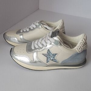 Stylish Women's Sneakers in Silver and Blue - Size 5.5